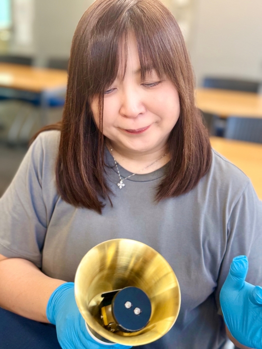 組み立てする藤田美千子