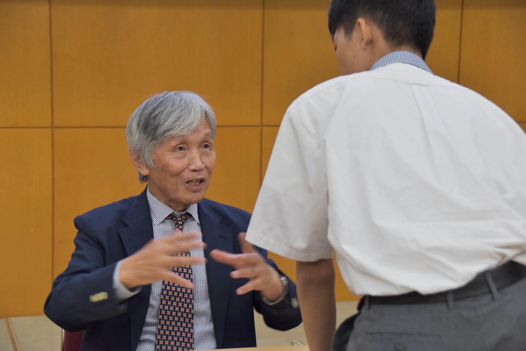 生徒の質問に答える佐川特任教授