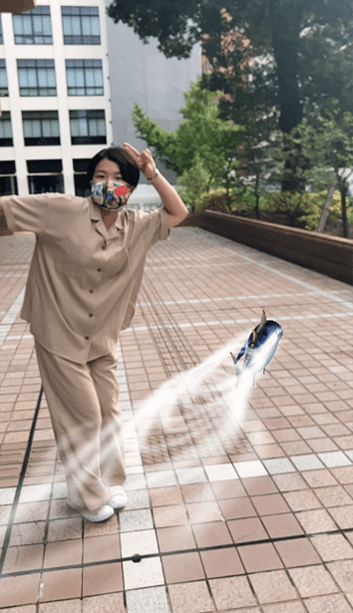 (2)泳ぐマグロ 素早く泳いで移動している近大マグロを見つけて写真におさめることができるか、というエフェクト。