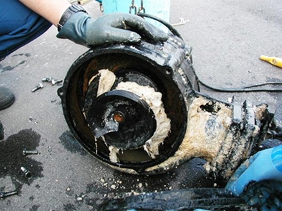 不溶解物が詰まったマンホールポンプ