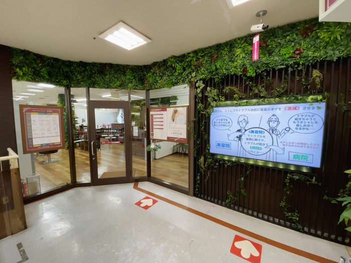 店舗の外面にもディスプレイを設置