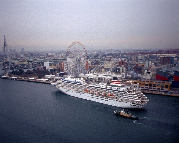 大阪湾に停泊する「飛鳥Ⅱ」=郵船クルーズ提供