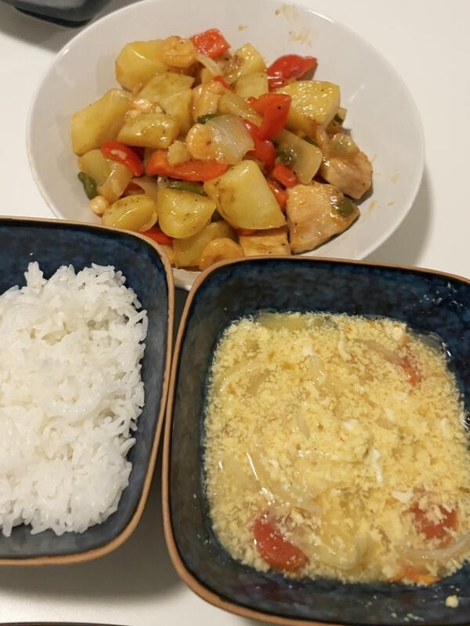 節約のため、自炊。共有で使えるキッチンがあり、寮にスーパーもあるので助かりました