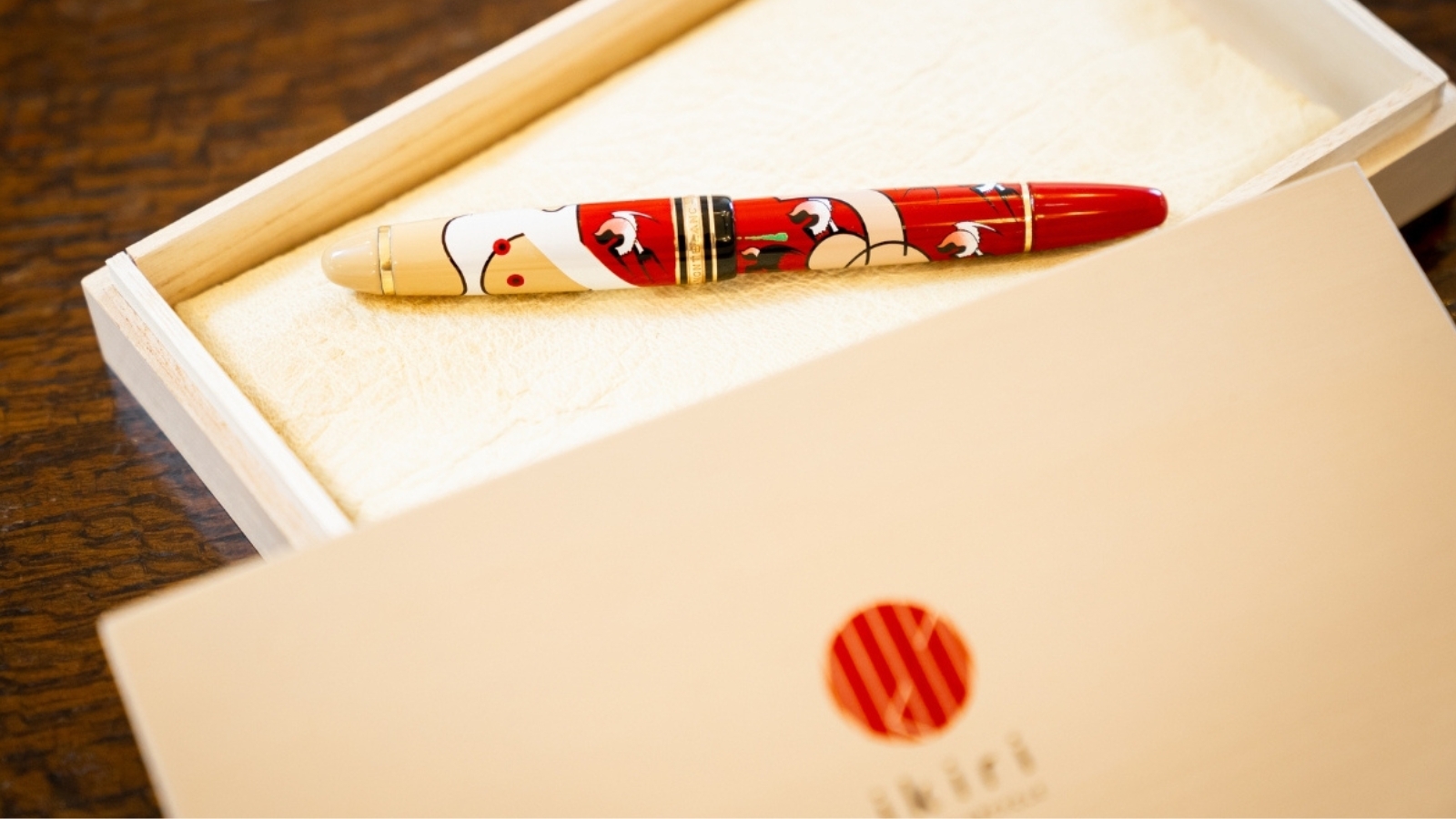 贈答用にも最適!オリジナル桐箱でお届けします