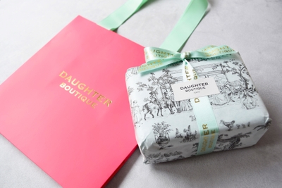 ジュエリーやコスメブランドが使う高級仕様のショッパー付き