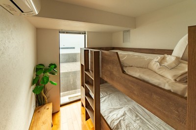 「Room102。秘密基地…ではなく、二段ベッド。」