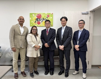 青森県庁での面会後の記念撮影。（写真左）マレーシア政府観光局 副局長 モハマド・ファミ・ノルディン、（写真左から2番目）日本支局長 シャリザ・アブドゥル・アジズ、（写真中央）青森県 観光交流推進部長 工藤泰正氏