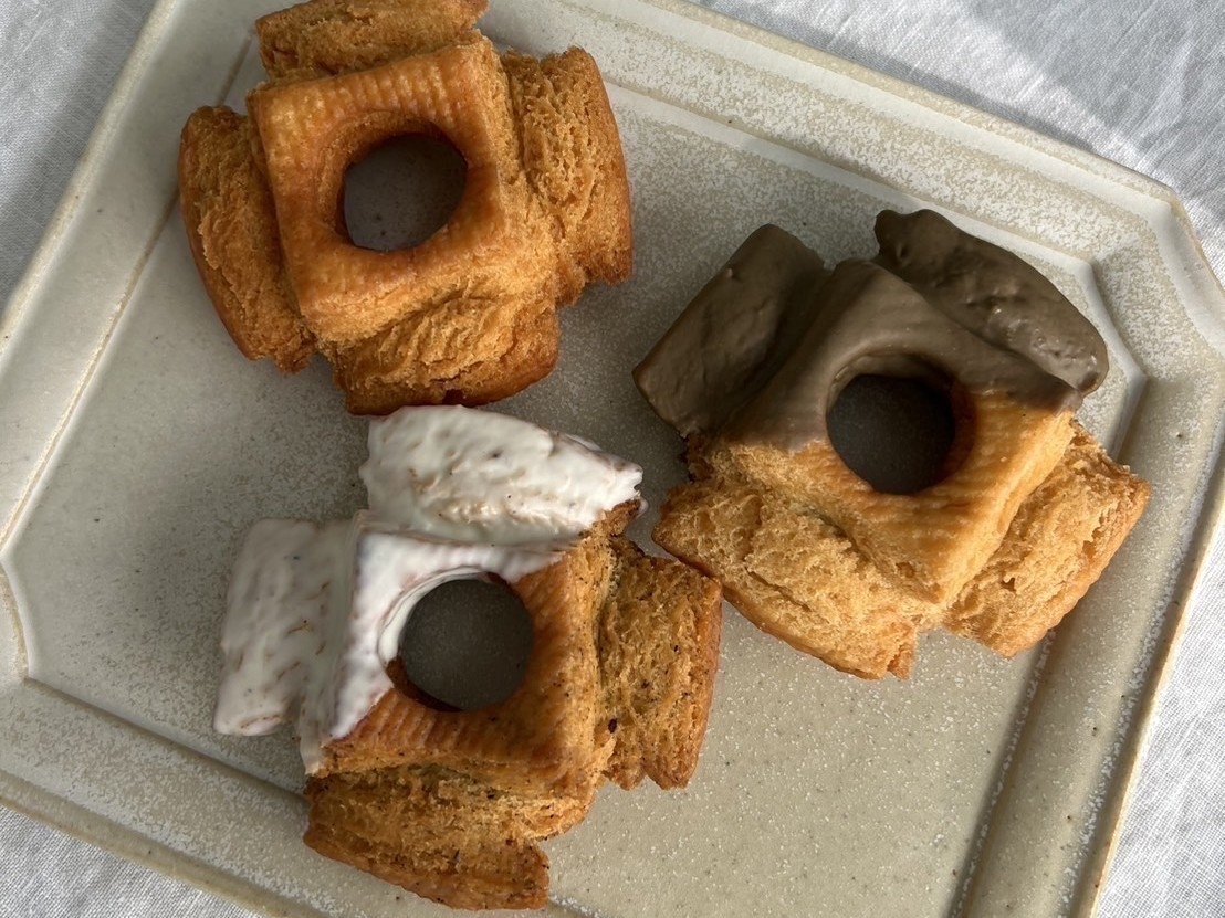 博多駅初出店!<解凍0秒>凍ったまま食べる魔法のドーナツ「ザクド」を販売する『3時のドーナツ』が博多エキナカマイングに期間限定出店します。