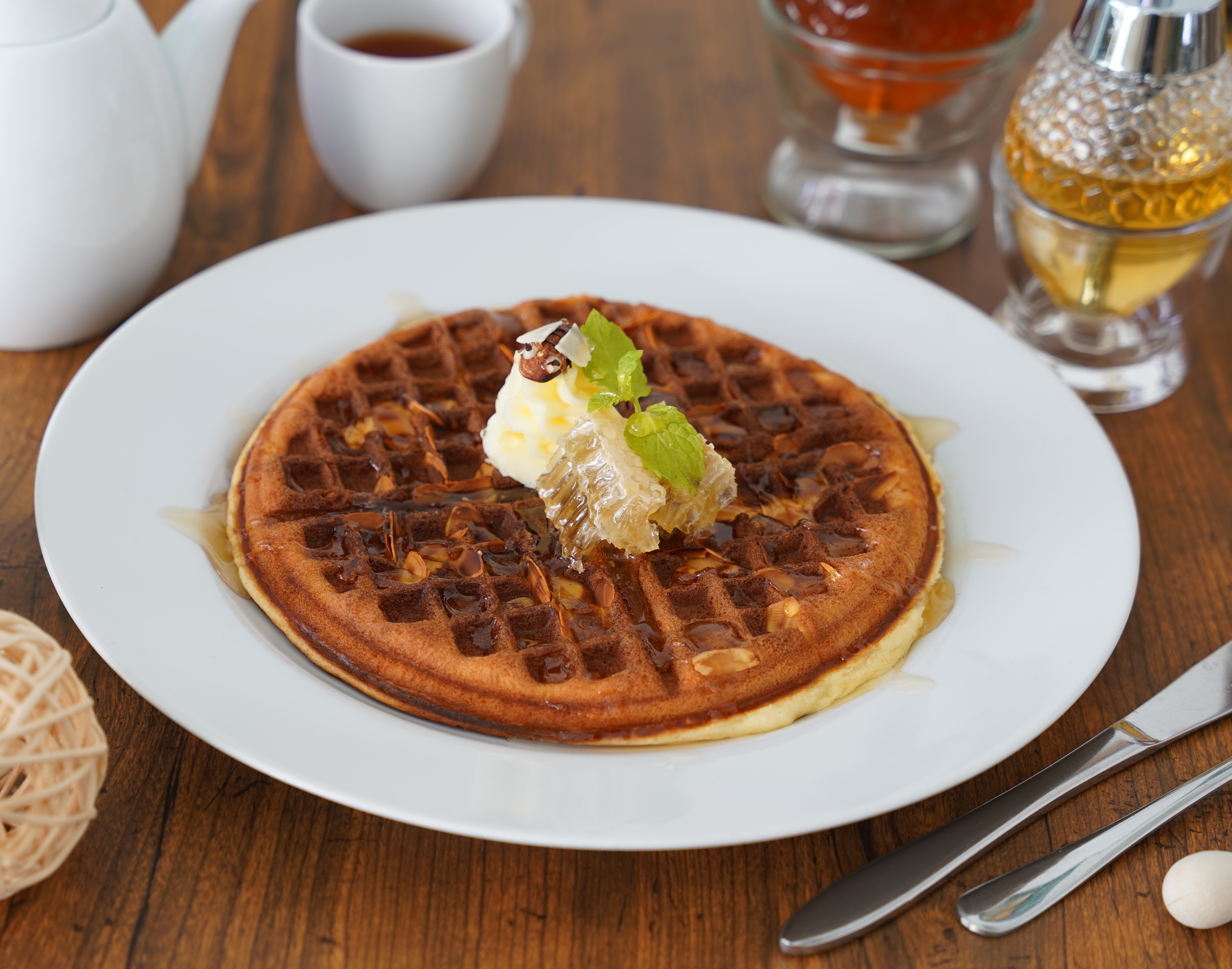 【期間限定】蜂蜜専門店の大人気スイーツが3年8か月ぶりに復活! 香ばしく焼き上げたアーモンドワッフルで10種類の蜂蜜かけ比べ