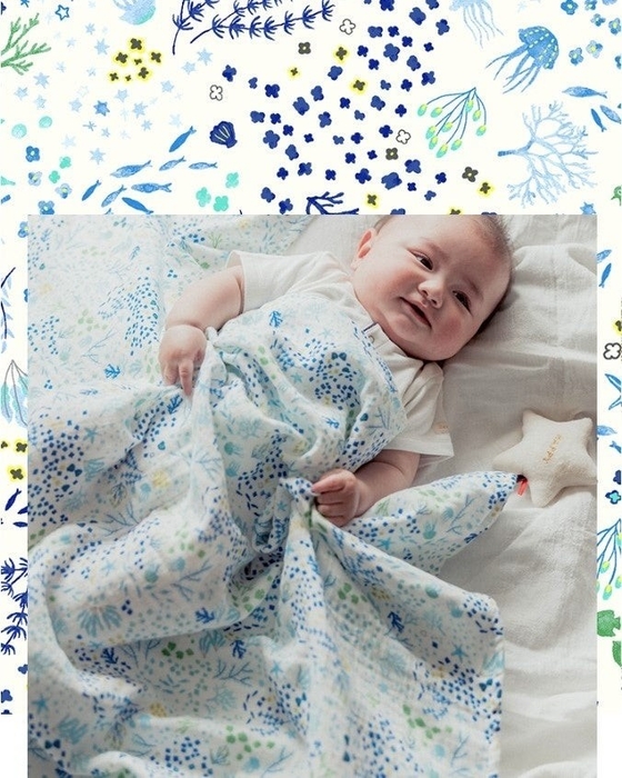 <アンダー・ザ・シー>やわらかい日の光が差し込む穏やかな海の中。光に照らされ輝くサンゴ。戯れ遊ぶ、海の仲間たち。優しい時間が流れる、調和の取れた海の世界。そんな海のように、いつまでも穏やかで、大きな心を大切に、という想いを込めてこの柄を作りました。