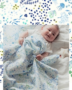 ＜アンダー・ザ・シー＞やわらかい日の光が差し込む穏やかな海の中。光に照らされ輝くサンゴ。戯れ遊ぶ、海の仲間たち。優しい時間が流れる、調和の取れた海の世界。そんな海のように、いつまでも穏やかで、大きな心を大切に、という想いを込めてこの柄を作りました。