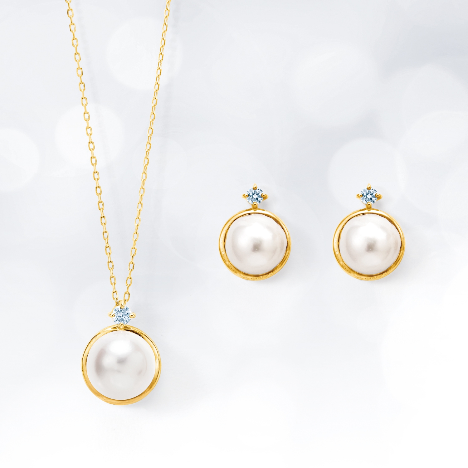 K10YG アコヤ真珠 ネックレス ¥12,000 (+税)/K10YG アコヤ真珠 ピアス ¥12,000 (+税)