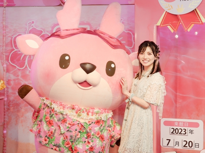 左)岩下の新生姜公式キャラクター・イワシカちゃん 右)岩下の新生姜イメージモデル・岡田奈々さん