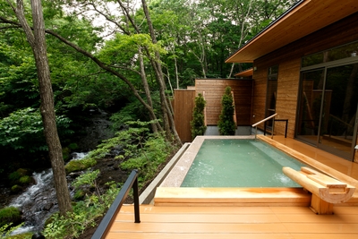 眼前に渓流・小阿寺沢が流れる「渓流露天風呂　川の湯しかく」