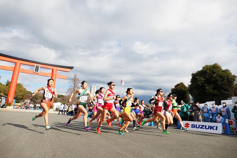 浅間大社の大鳥居からスタートする1区柳楽選手