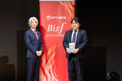 2026年6月に開催された「Biz∫ AWARD 2026」にて 、Biz∫社 田中宏治社長（左）/BBS中村裕仁取締役専務執行役員（右）