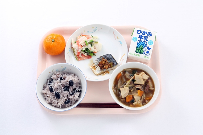 優勝献立:丹波篠山黒豆ごはん、牛乳、寒ざわらのデカンショねぎソース、ふるさと野菜のゆずマヨネーズあえ、天内いも入り根菜ぼたん汁、うんしゅうみかん