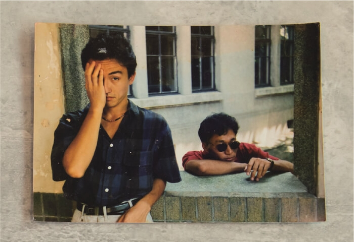 在学時、シネマ研究会で撮影した自主映画のポートレート (向かって左が桐本)