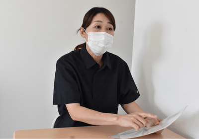 利用者様だけでなく、ご家族の不安にも寄り添いながら、療養生活について丁寧に説明する訪問看護師。