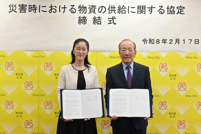 やまだ北区長（左）と飯田代表取締役社長（右）