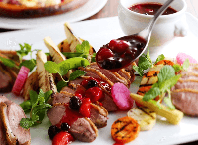 鴨肉のステーキ　ミックスベリーソース