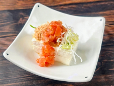 ①「ざくざく梅トマトだれ」の冷ややっこ