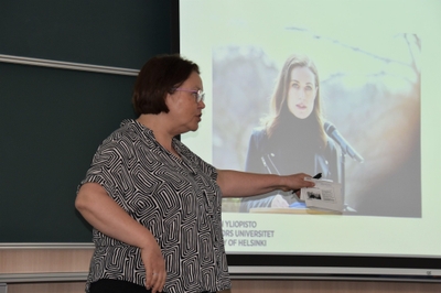 マリン元首相を紹介