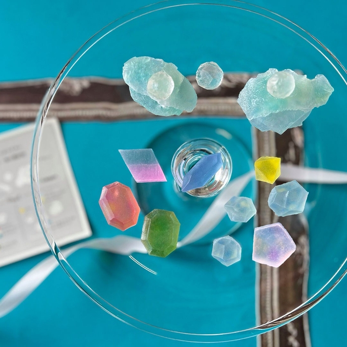 表面は砂糖が結晶化してシャリッとした食感。中は意外と柔らかく、口の中でほどけていく