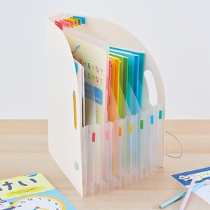お子様のドリルやプリント、ノートなど学習道具もまとめて収納できます。
