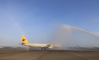 ＜就航記念セレモニーでのウォーター・サルートの様子：成田空港＞