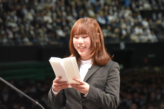 学部の新入生を代表して宣誓する山内さん