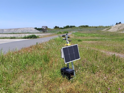太陽電池パネルでバッテリーに蓄電し、上部スピーカーから高周波を発します