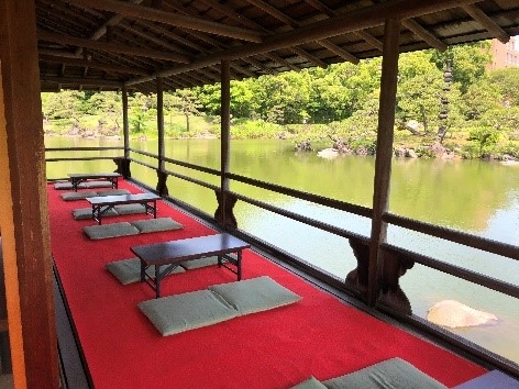 涼亭 (天気の良い日は縁側が利用可)