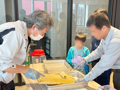 採蜜体験の様子