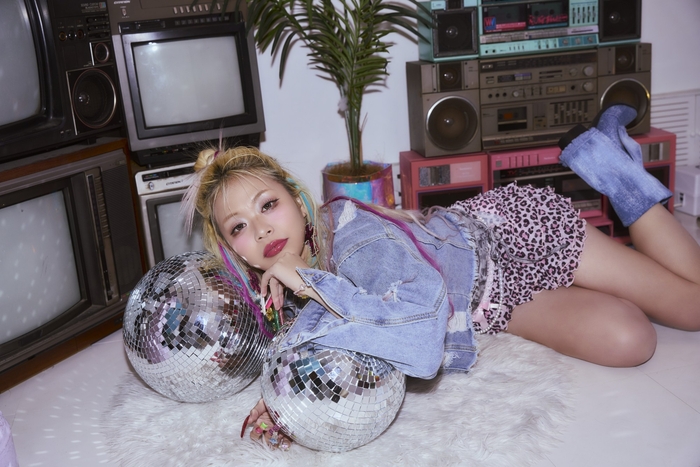 🄫双葉社『人間合格 エルフ荒川1stフォトエッセイ』(撮影/橋本憲和)