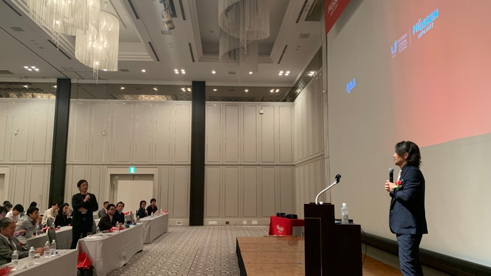 図4：秩父臨床デンタルクリニック 栗原 仁先生による『未来を支えるインプラント：長期的予後の鍵とは？』の質疑応答風景