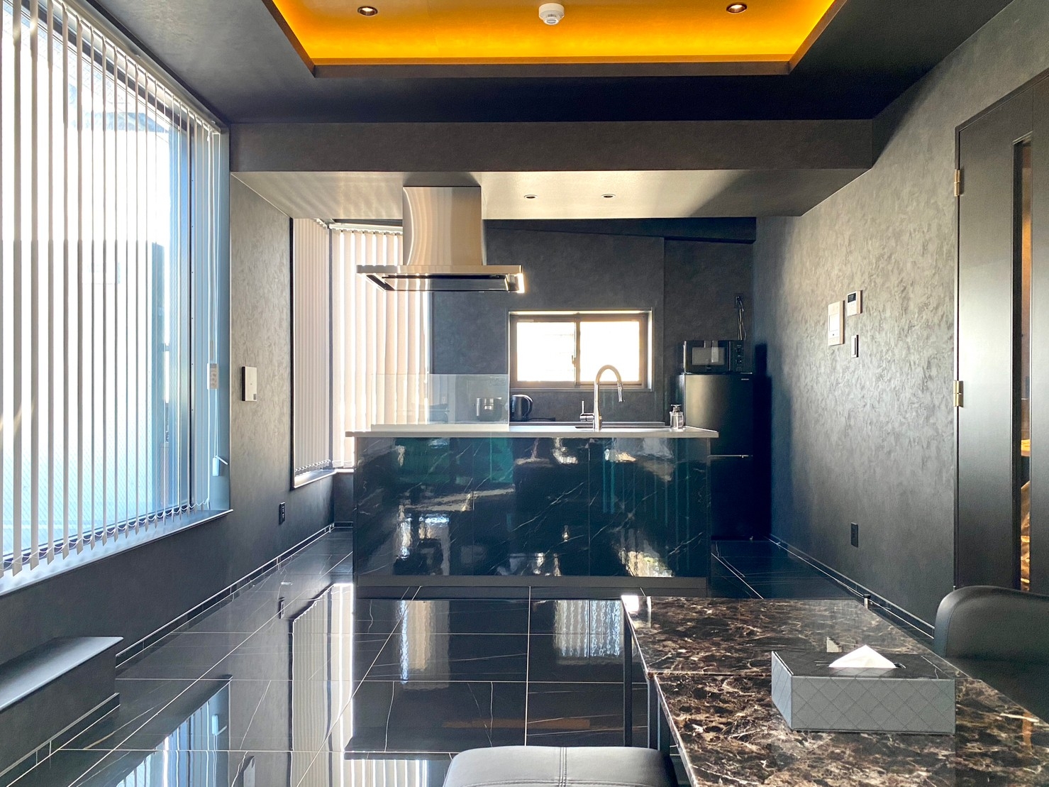 室内は黒を基調とし、大理石調のフロアタイルを使用することによって 高級感のある仕上がりとなっています