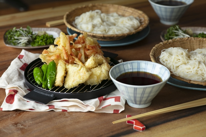 ふた+揚げ網で、そのまま食卓へも出せるデザイン