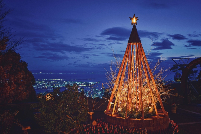 クリスマスタワー「自然の力」夜(高さ7m)