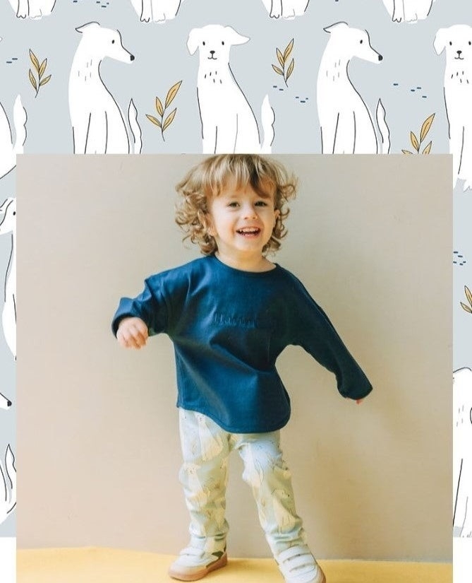 <フレンド>悲しいとき。 そばにきて、ずっと一緒にいてくれる。 怒っているとき。 少し離れて、心配そうにこっちを見てる。 嬉しいとき。 一緒に楽しそうに笑ってくれる。 一緒に会話はできないけれど、 僕らはなんでも知っている。 同じ感情をともにできる、不思議な存在。 言葉なんかいらない。 君はいつも大切なことを教えてくれる。