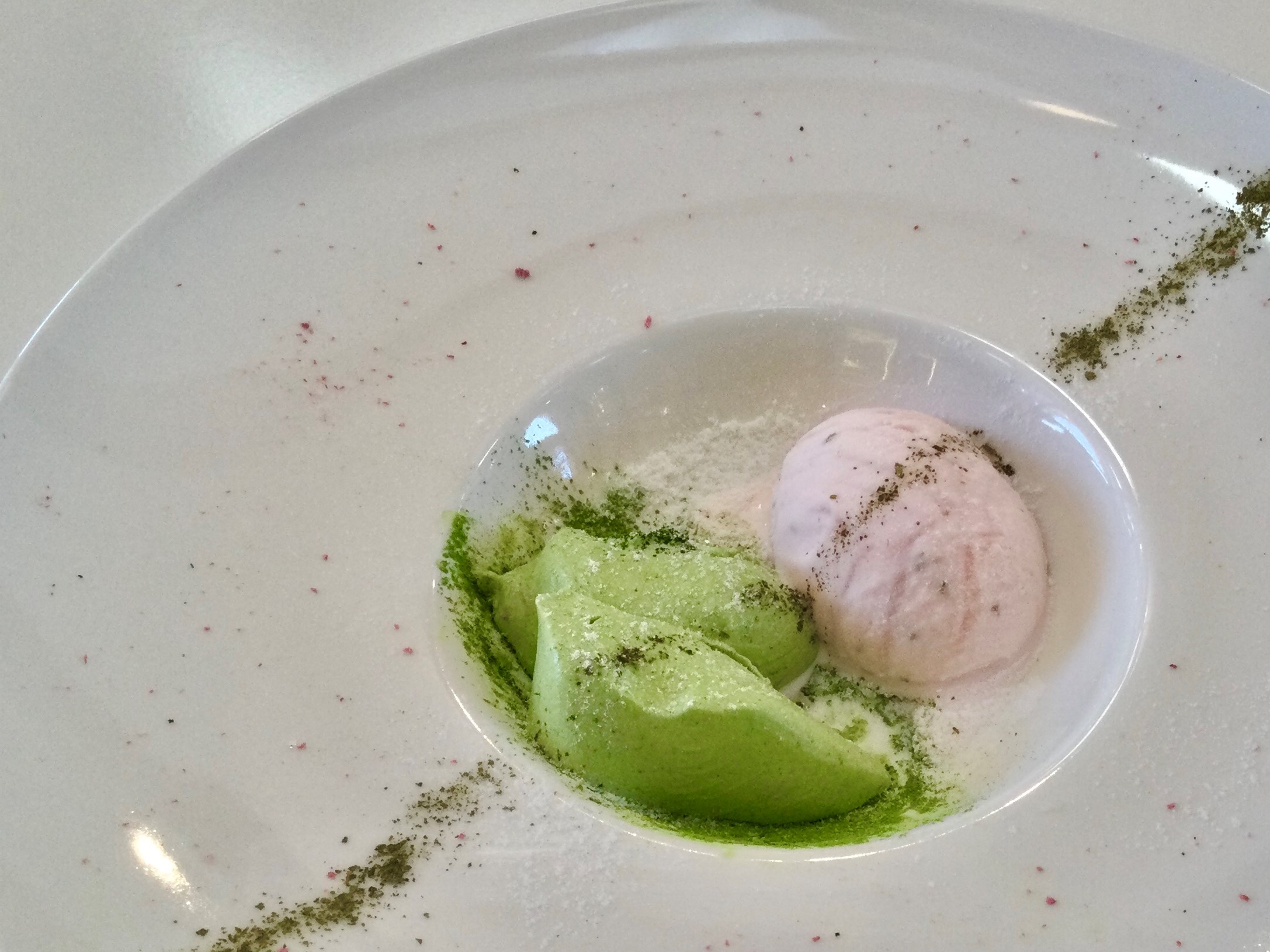 抹茶のパンナコッタ 桜のジェラート添え