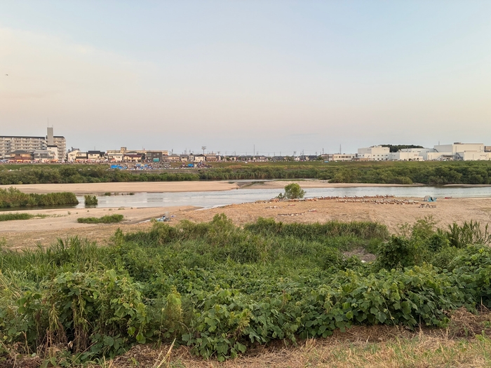 設置が完了した夕方の堤防からの現場の様子