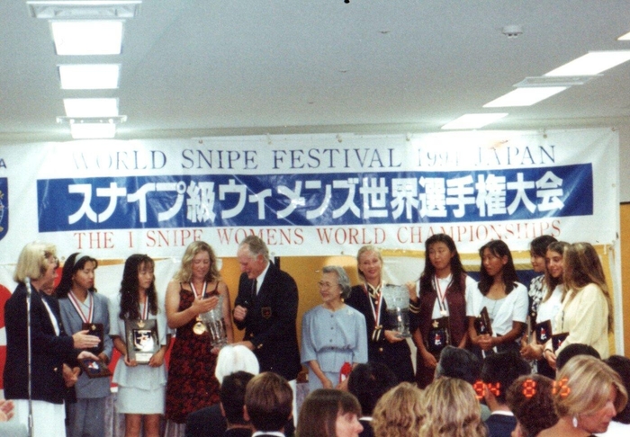 第1回大会の表彰式。左から2番目が森コーチ