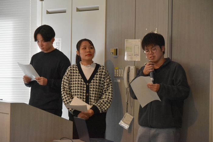 プレゼンする2年生