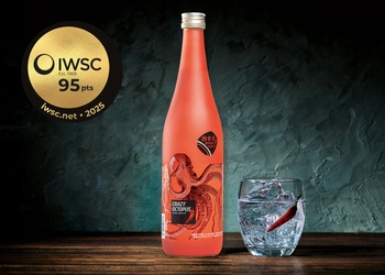 やまや蒸留所の「CRAZY OCTOPUS」が酒類の 世界三大コンペティション『IWSC2025』にて 金賞を受賞、他3製品が銀賞を受賞