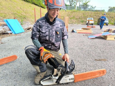 チェーンソーの点検を行う松本