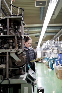 昭和時代のダブルシリンダー編み機 東洋繊維では現在も旧式の編み機を整備しながら靴下を生産している