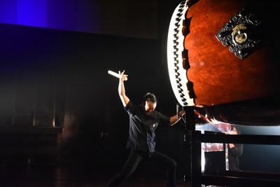 巨大な和太鼓を打ち響かせる松下建命 (ONE VISION)