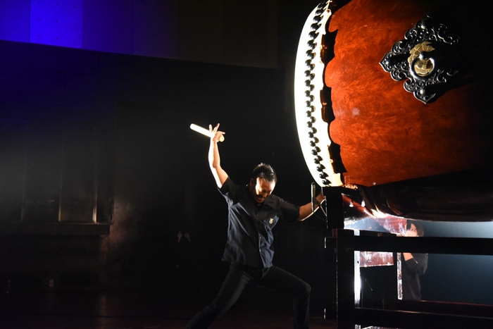 巨大な和太鼓を打ち響かせる松下建命 (ONE VISION)