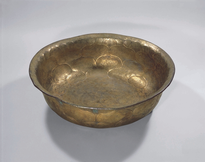 鍍金龍魚文大銀盤(ときんりゅうぎょもんだいぎんばん)